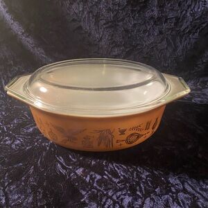 PYREX EARLY AMERICAN 1-1/2 Qt Oval Casserole w/Lid. #043 Gold On Brown